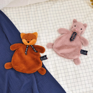 Découvrez le doudou plat Renard Roux Dorlotin. Fabriqué à la main en Bretagne en matière Maïloudou ultra-douce. Cadeau de naissance éthique et hypoallergénique.