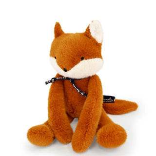 Découvrez le Renard Méloé Fauve de 37 cm. Peluche haut de gamme fabriquée à la main en Bretagne. Douceur exceptionnelle, design poétique et certificat d'authenticité.