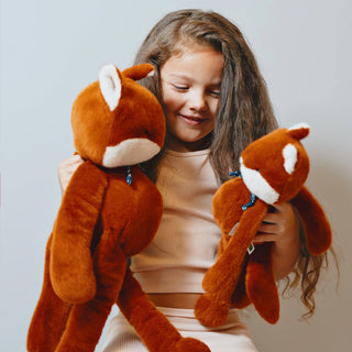 Découvrez le Renard Méloé Fauve de 37 cm. Peluche haut de gamme fabriquée à la main en Bretagne. Douceur exceptionnelle, design poétique et certificat d'authenticité.