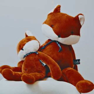 Découvrez le Renard Méloé Fauve de 37 cm. Peluche haut de gamme fabriquée à la main en Bretagne. Douceur exceptionnelle, design poétique et certificat d'authenticité.