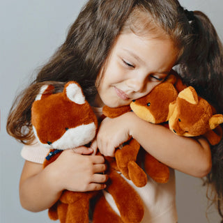 Découvrez le Renard Méloé Fauve de 37 cm. Peluche haut de gamme fabriquée à la main en Bretagne. Douceur exceptionnelle, design poétique et certificat d'authenticité.