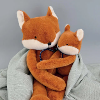 Découvrez le Renard Méloé Fauve de 37 cm. Peluche haut de gamme fabriquée à la main en Bretagne. Douceur exceptionnelle, design poétique et certificat d'authenticité.