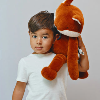 Offrez l'exceptionnel Renard Méloé de 56 cm. Une peluche géante faite main en Bretagne par Maïlou Tradition. Douceur XXL, qualité artisanale et certificat inclus.