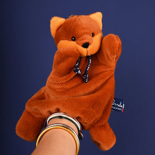 Découvrez la marionnette renard roux Dorlotin. Peluche d'éveil faite main en Bretagne. Matière Maïloudou ultra-douce, design malicieux et fabrication 100% française.