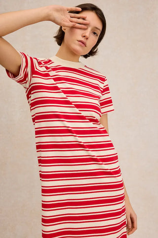 Découvrez la robe Plein Été écru et rouge de Le Minor chez CQFD Avignon. Une marinière fluide 100% coton léger, fabriquée de façon artisanale en Bretagne.