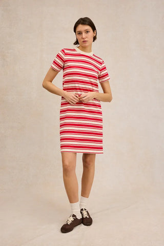 Découvrez la robe Plein Été écru et rouge de Le Minor chez CQFD Avignon. Une marinière fluide 100% coton léger, fabriquée de façon artisanale en Bretagne.