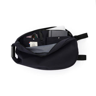 Découvrez le sac à dos noir imperméable VPDDLG chez CQFD Avignon. Coton déperlant, compartiment ordinateur 15", ouverture latérale & 100% Fabriqué en France !