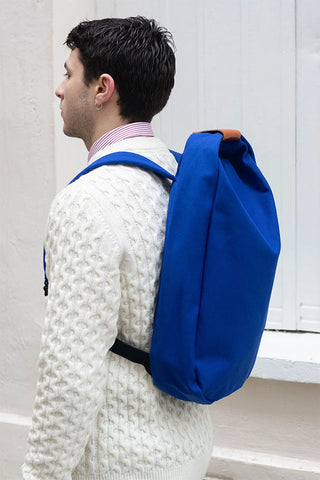 Craquez pour le sac à dos bleu roi imperméable VPDDLG chez CQFD Avignon. Édition limitée, compartiment PC 15", ouverture latérale & 100% Fabriqué en France !