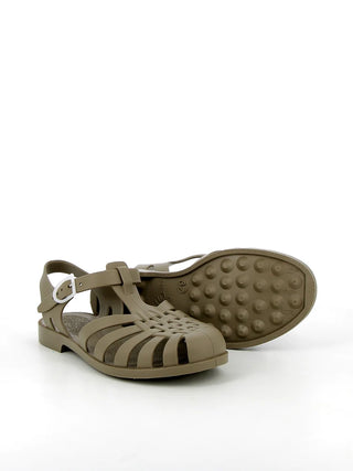 Découvrez la sandale Méduse® kaki clair (vert sauge) finition mat. Un classique de 1946, 100% recyclable et fabriqué en France. Style naturel et durable chez CQFD Avignon.