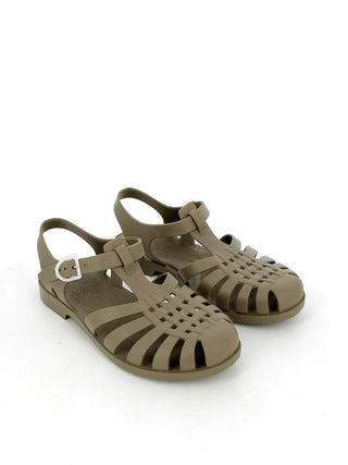 Découvrez la sandale Méduse® kaki clair (vert sauge) finition mat. Un classique de 1946, 100% recyclable et fabriqué en France. Style naturel et durable chez CQFD Avignon.