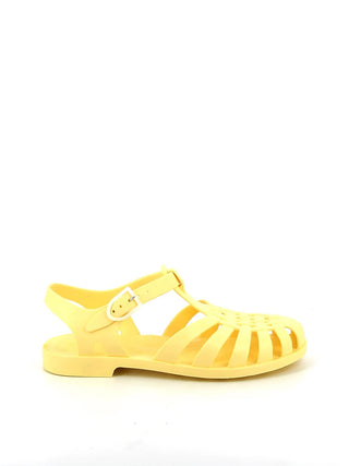 Craquez pour les sandales Méduse® couleur Jaune Paille mat. Un basique de l'été 100% recyclable et fabriqué en France. Confort et style rétro chez CQFD Avignon.