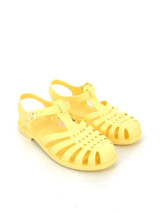 Craquez pour les sandales Méduse® couleur Jaune Paille mat. Un basique de l'été 100% recyclable et fabriqué en France. Confort et style rétro chez CQFD Avignon.