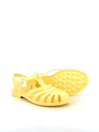 Craquez pour les sandales Méduse® couleur Jaune Paille mat. Un basique de l'été 100% recyclable et fabriqué en France. Confort et style rétro chez CQFD Avignon.