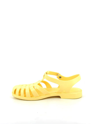 Craquez pour les sandales Méduse® couleur Jaune Paille mat. Un basique de l'été 100% recyclable et fabriqué en France. Confort et style rétro chez CQFD Avignon.