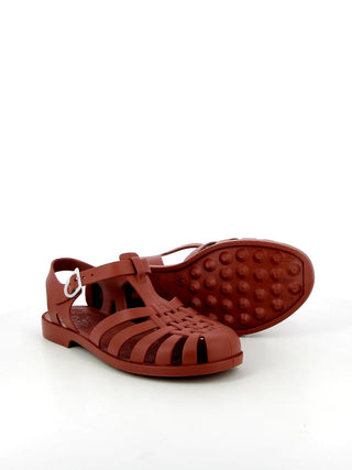 Découvrez les authentiques sandales de plage Méduse® en plastique terracotta finition mat. 100% recyclables et fabriquées en France. Le style iconique chez CQFD Avignon.