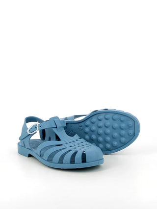 Découvrez la sandale Méduse® Sunmif coloris denim finition mat. 100% recyclable, durable 15 ans et fabriquée en France. L'icône du bord de mer chez CQFD Avignon.