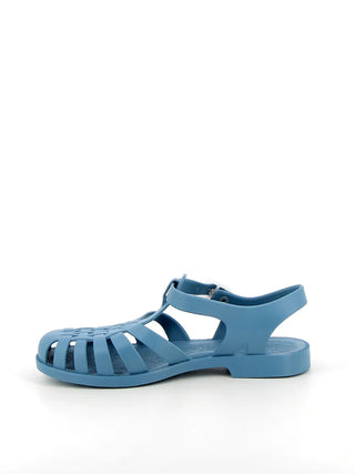 Découvrez la sandale Méduse® Sunmif coloris denim finition mat. 100% recyclable, durable 15 ans et fabriquée en France. L'icône du bord de mer chez CQFD Avignon.