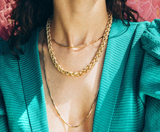 Craquez pour le sautoir Skive de Chic Alors chez CQFD Avignon. Maille serpent & tubes dorés à l'or fin 24K, 100cm modulable. Fait main & 100% Made in France !