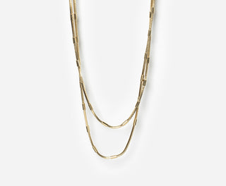 Craquez pour le sautoir Skive de Chic Alors chez CQFD Avignon. Maille serpent & tubes dorés à l'or fin 24K, 100cm modulable. Fait main & 100% Made in France !