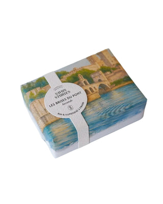 Découvrez le savon bio Les Brises du Pont de Savon Stories chez CQFD Avignon. Soin artisanal saponifié à froid à la lavande. Fabriqué à la main en Provence pour peaux sensibles.