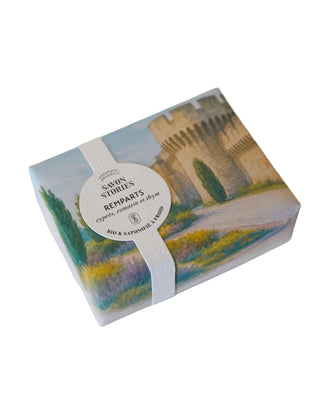 Découvrez le savon bio Les Remparts de Savon Stories chez CQFD. Un soin artisanal saponifié à froid aux notes boisées de cyprès et romarin. Fabriqué en Provence.