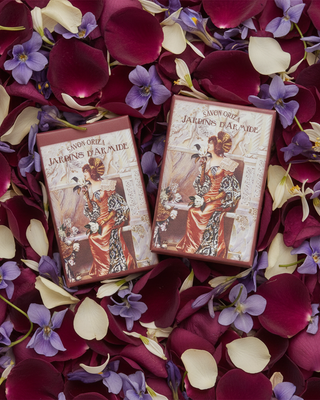 Découvrez le savon Jardins d'Armide d'Oriza L. Legrand. Un soin extra-fin fabriqué à Marseille aux notes poudrées d'iris et de rose. Fabriqué en France.