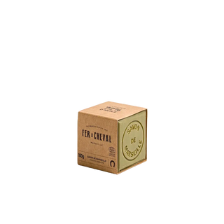 Cube savon de Marseille 100g 100% olive Fer à Cheval chez CQFD Avignon. Formule naturelle, sans huile de palme, certifiée Cosmos Natural. Made in Marseille.