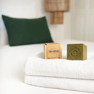Cube savon de Marseille 100g 100% olive Fer à Cheval chez CQFD Avignon. Formule naturelle, sans huile de palme, certifiée Cosmos Natural. Made in Marseille.
