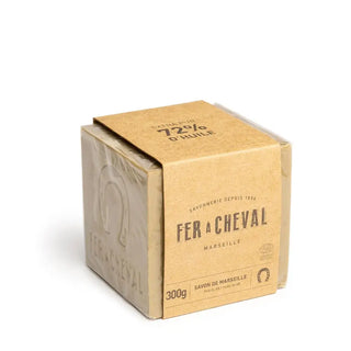 Cube savon de Marseille 300g 100% olive Fer à Cheval chez CQFD Avignon. Formule naturelle, sans huile de palme, certifiée Cosmos Natural. Made in Marseille.