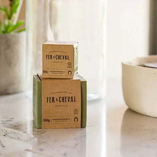 Cube savon de Marseille 300g 100% olive Fer à Cheval chez CQFD Avignon. Formule naturelle, sans huile de palme, certifiée Cosmos Natural. Made in Marseille.