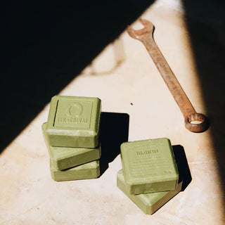 Savonnette cube 150g pur olive Fer à Cheval Édition Limitée 170 ans chez CQFD Avignon. Savon de Marseille 100% naturel dans son étui collector. Made in France.