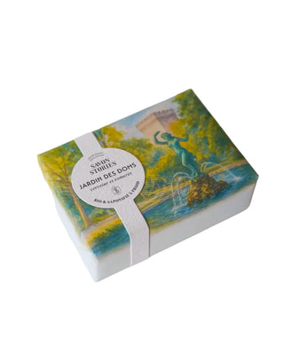 Découvrez le savon bio Jardin des Doms de Savon Stories chez CQFD Avignon. Soin artisanal saponifié à froid à la verveine et au romarin. Made in France et idéal peaux sensibles.