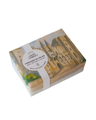 Découvrez le savon bio Murmures du Palais de Savon Stories chez CQFD Avignon. Soin artisanal saponifié à froid aux notes d'encens et cèdre. Hommage au Palais des Papes.