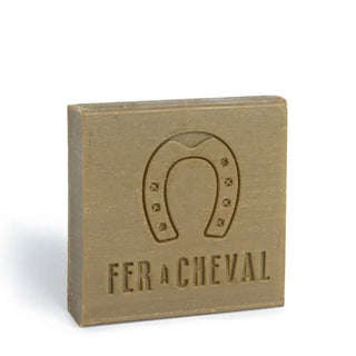 Tranche savon de Marseille 65g 100% olive Fer à Cheval chez CQFD Avignon. Format nomade 100% naturel, sans huile de palme, certifié Cosmos. Made in Marseille.