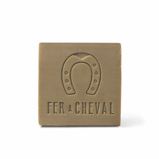 Tranche savon de Marseille 65g 100% olive Fer à Cheval chez CQFD Avignon. Format nomade 100% naturel, sans huile de palme, certifié Cosmos. Made in Marseille.