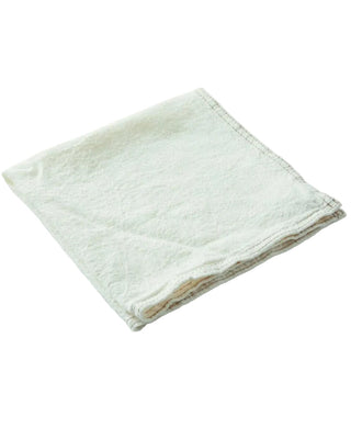 Découvrez la serviette en lin blanc Empreinte de Charvet Éditions. 100 % lin, fabriquée en France. L'élégance pure et durable pour une table chic et lumineuse.