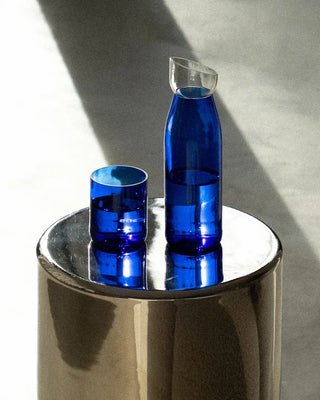 Découvrez les verres bleus short drink 25cl de QDB Éditions chez CQFD Avignon. Façonnés à la main au Touquet à partir de bouteilles de vin 100% recyclées.