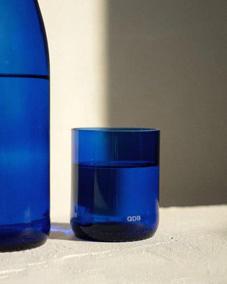 Découvrez les verres bleus short drink 25cl de QDB Éditions chez CQFD Avignon. Façonnés à la main au Touquet à partir de bouteilles de vin 100% recyclées.
