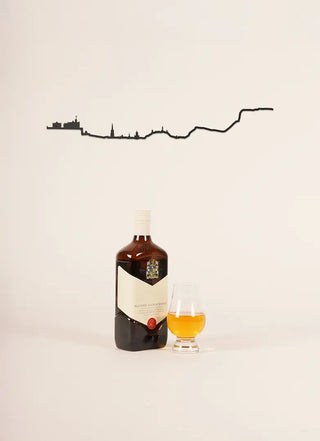 Découvrez la skyline d'Édimbourg par The Line chez CQFD Avignon. Décoration épurée en acier 1,5 mm, pose facile intérieur/extérieur. 100 % Made in France.