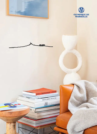 Affichez votre passion avec la silhouette 50cm The Line x OM noir chez CQFD Avignon. Acier recyclé, design chic & 100% Made in France. Droit au but !
