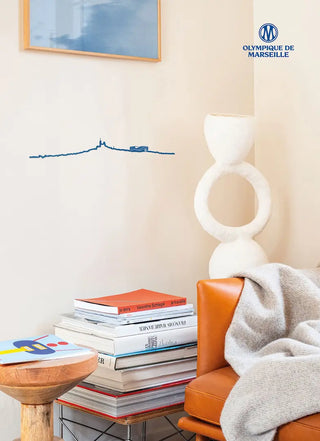 Sublimez votre mur avec la silhouette 50cm The Line x OM bleu chez CQFD Avignon. Acier recyclé, conditionné en ESAT & 100% Made in France. Droit au but !