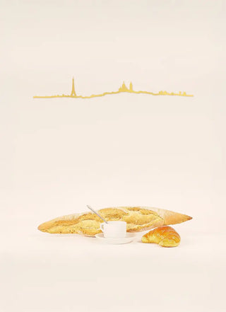 L'horizon de Paris en silhouette acier minimaliste dorée à l'or fin 24 carats par The Line. La Tour Eiffel et le Sacré-Cœur chez vous. Fabriqué en France.