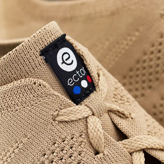 Découvrez les sneakers Ector Original Ficelle chez CQFD Avignon. Des baskets beiges éco-conçues en France à Romans-sur-Isère, 100% recyclées, légères et respirantes.
