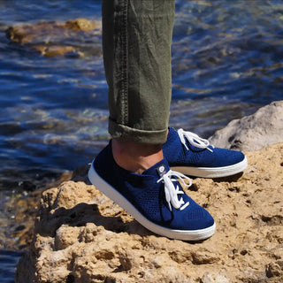 Découvrez les sneakers Ector Original Navy chez CQFD Avignon. Des baskets bleu marine éco-conçues en France à Romans-sur-Isère. 100% recyclées et ultra-légères.