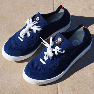Découvrez les sneakers Ector Original Navy chez CQFD Avignon. Des baskets bleu marine éco-conçues en France à Romans-sur-Isère. 100% recyclées et ultra-légères.