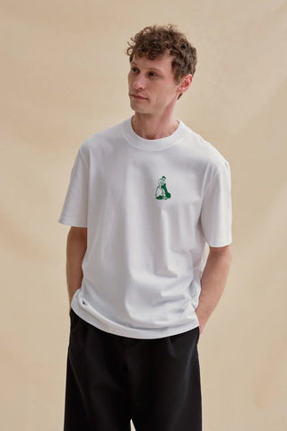Découvrez le t-shirt Andy sérigraphié de Le Minor. Un basique haut de gamme en coton dense 230g, fabriqué en Bretagne. Confort, style et durabilité garantis.