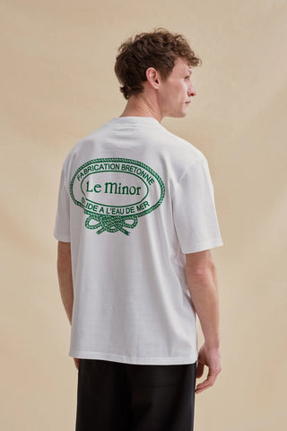 Découvrez le t-shirt Andy sérigraphié de Le Minor. Un basique haut de gamme en coton dense 230g, fabriqué en Bretagne. Confort, style et durabilité garantis.