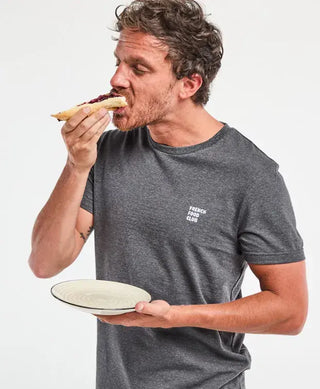 Craquez pour le t-shirt homme Baptiste gris chiné de La Gentle Factory chez CQFD Avignon. En coton bio et polyester recyclés, édition French Food Club.