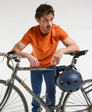 Adoptez le t-shirt homme Baptiste orange de La Gentle Factory chez CQFD Avignon. Conçu en coton et polyester recyclés, brodé vélo et fabriqué en France.