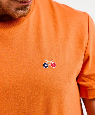 Adoptez le t-shirt homme Baptiste orange de La Gentle Factory chez CQFD Avignon. Conçu en coton et polyester recyclés, brodé vélo et fabriqué en France.